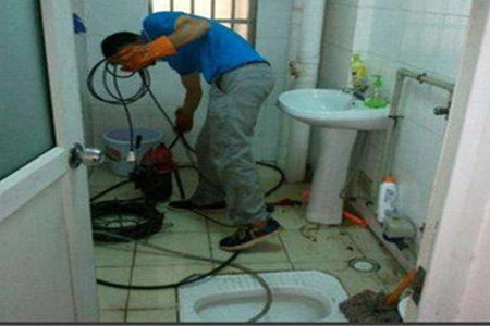厕所堵了怎么通蹲便器,永州祁阳金洞抽水马桶水箱里漏水|上门疏通下水管道